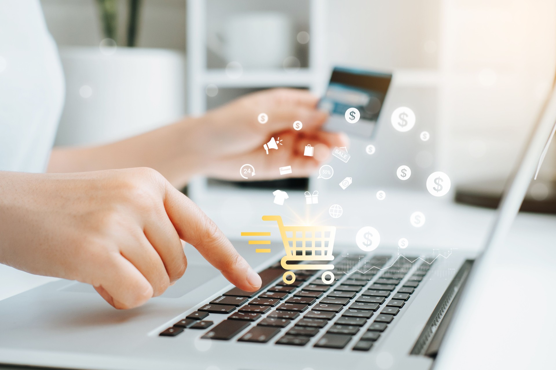 Icône d’achat en ligne, femme de banque en ligne utilisant un ordinateur portable, smartphone tenant une carte de crédit concept d’achat en ligne.